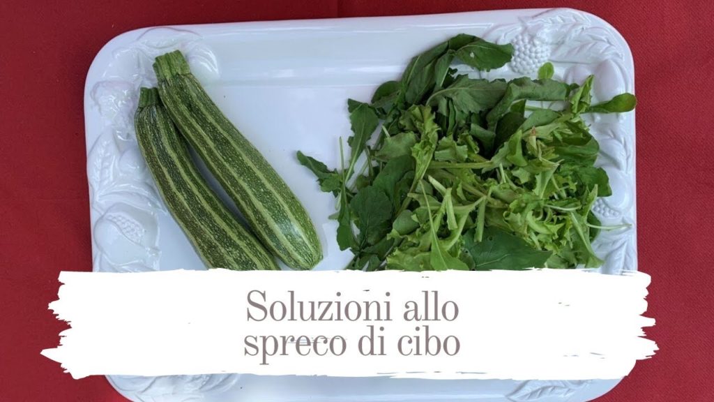 Soluzioni allo spreco di cibo: piatto di insalata e zucchine appena raccolte in hotel