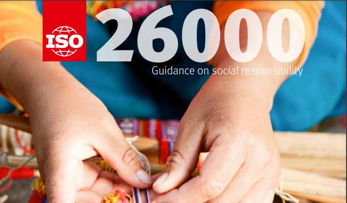 ISO 26000 responsabilità sociale. mani che lavorano intreccciando un tessuto